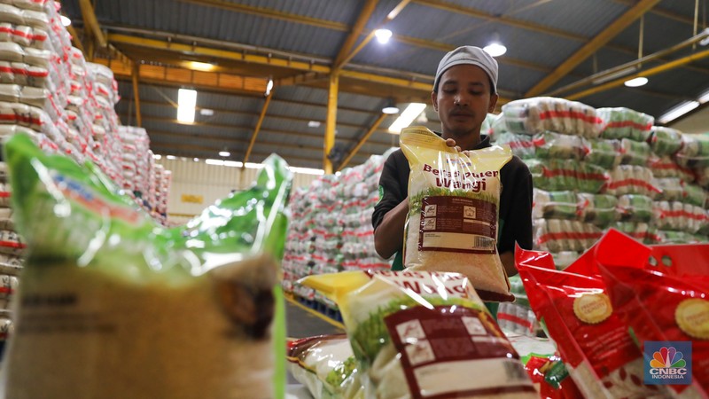 Pekerja memeriksa beras kemasan kualitas premium di Gudang RPC PT Food Station Tjipinang, Jakarta, Rabu (21/2/2024). PT Food Station Tjipinang mulai melakukan distribusi 15 juta kilogram (kg) atau 15.000 ton beras premium untuk toko ritel modern se-Jabodetabek. (CNBC Indonesia/Faisal Rahman)