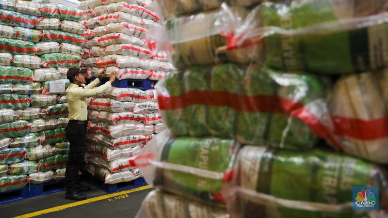 Pekerja memeriksa beras kemasan kualitas premium di Gudang RPC PT Food Station Tjipinang, Jakarta, Rabu (21/2/2024). PT Food Station Tjipinang mulai melakukan distribusi 15 juta kilogram (kg) atau 15.000 ton beras premium untuk toko ritel modern se-Jabodetabek. (CNBC Indonesia/Faisal Rahman)