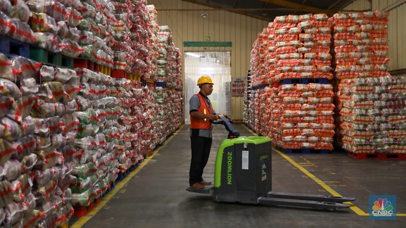 Pekerja memeriksa beras kemasan kualitas premium di Gudang RPC PT Food Station Tjipinang, Jakarta, Rabu (21/2/2024). PT Food Station Tjipinang mulai melakukan distribusi 15 juta kilogram (kg) atau 15.000 ton beras premium untuk toko ritel modern se-Jabodetabek. (CNBC Indonesia/Faisal Rahman)