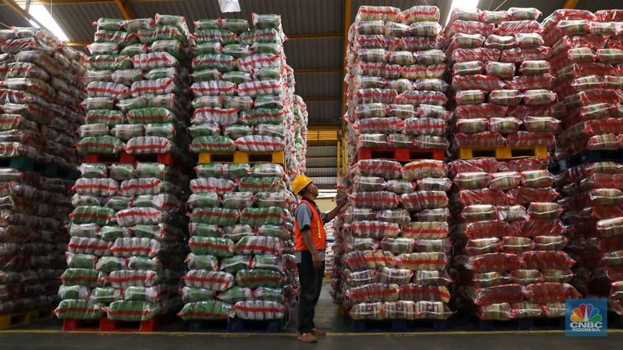 Pekerja memeriksa beras kemasan kualitas premium di Gudang RPC PT Food Station Tjipinang, Jakarta, Rabu (21/2/2024). PT Food Station Tjipinang mulai melakukan distribusi 15 juta kilogram (kg) atau 15.000 ton beras premium untuk toko ritel modern se-Jabodetabek. (CNBC Indonesia/Faisal Rahman)
