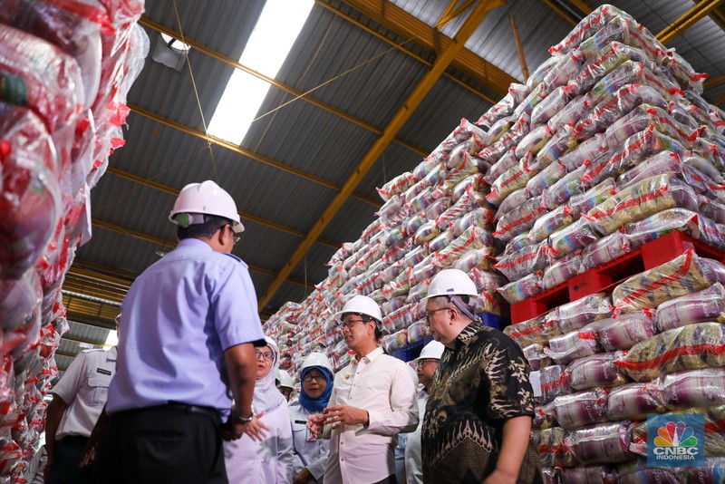 Pekerja memeriksa beras kemasan kualitas premium di Gudang RPC PT Food Station Tjipinang, Jakarta, Rabu (21/2/2024). PT Food Station Tjipinang mulai melakukan distribusi 15 juta kilogram (kg) atau 15.000 ton beras premium untuk toko ritel modern se-Jabodetabek. (CNBC Indonesia/Faisal Rahman)