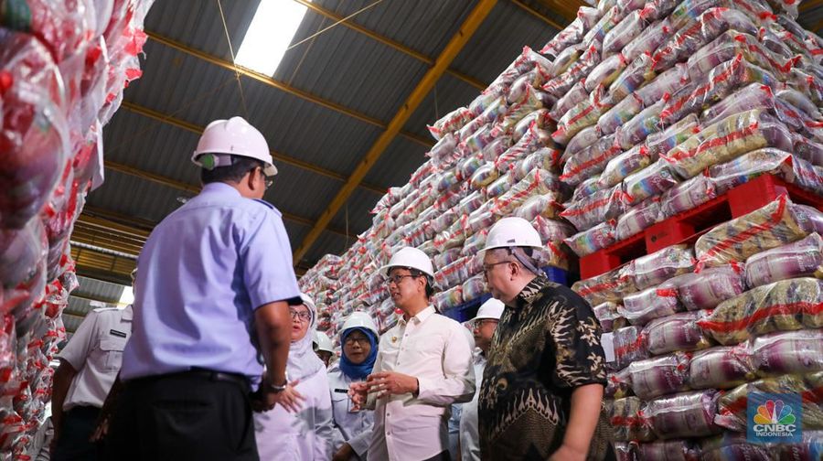 Pekerja memeriksa beras kemasan kualitas premium di Gudang RPC PT Food Station Tjipinang, Jakarta, Rabu (21/2/2024). PT Food Station Tjipinang mulai melakukan distribusi 15 juta kilogram (kg) atau 15.000 ton beras premium untuk toko ritel modern se-Jabodetabek. (CNBC Indonesia/Faisal Rahman)