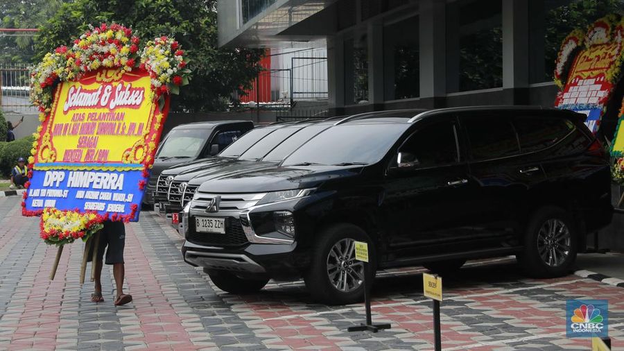 Pekerja menaruh karangan bunga bertuliskan ucapan selamat atas pelantikan AHY sebagai Menteri ATR/Kepala BPN di kantor Kementerian ATR/BPN, Jakarta, Rabu (21/2/2024). (վ/Muhammad Sabki)