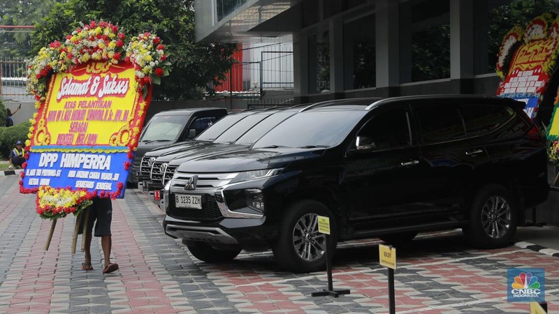 Pekerja menaruh karangan bunga bertuliskan ucapan selamat atas pelantikan AHY sebagai Menteri ATR/Kepala BPN di kantor Kementerian ATR/BPN, Jakarta, Rabu (21/2/2024). (վ/Muhammad Sabki)