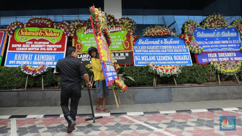 Pekerja menaruh karangan bunga bertuliskan ucapan selamat atas pelantikan AHY sebagai Menteri ATR/Kepala BPN di kantor Kementerian ATR/BPN, Jakarta, Rabu (21/2/2024). (վ/Muhammad Sabki)