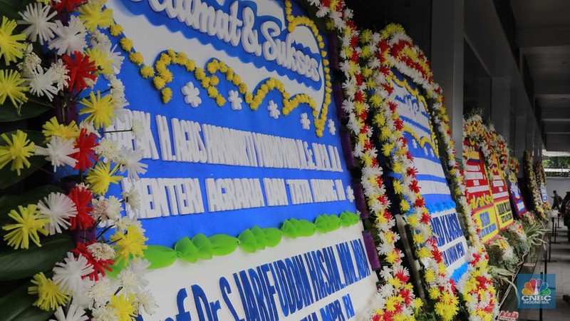 Pekerja menaruh karangan bunga bertuliskan ucapan selamat atas pelantikan AHY sebagai Menteri ATR/Kepala BPN di kantor Kementerian ATR/BPN, Jakarta, Rabu (21/2/2024). (վ/Muhammad Sabki)