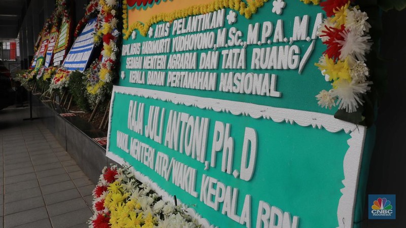 Pekerja menaruh karangan bunga bertuliskan ucapan selamat atas pelantikan AHY sebagai Menteri ATR/Kepala BPN di kantor Kementerian ATR/BPN, Jakarta, Rabu (21/2/2024). (վ/Muhammad Sabki)