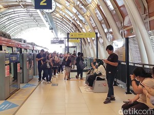 Gangguan Teknis, LRT Terpaksa Turunkan Penumpang di Stasiun Pancoran