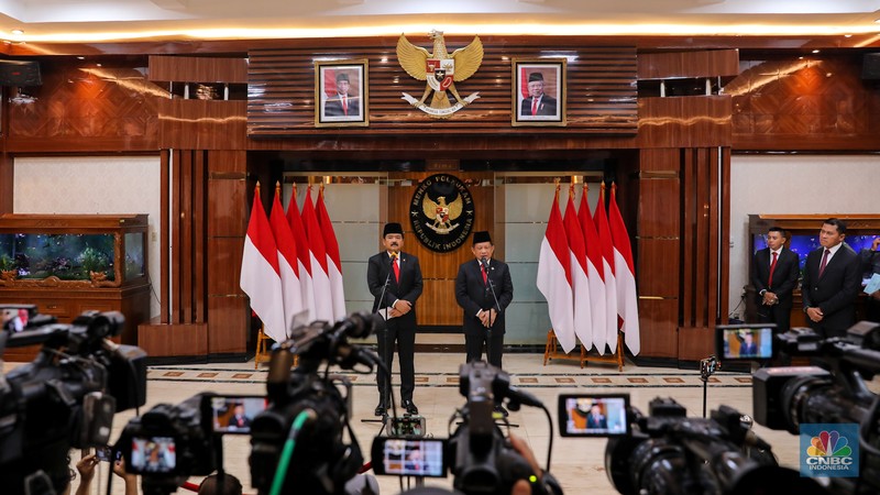 Plt Menko Polhukam Tito Karnavian dan Menko Polhukam Marsekal TNI (Purn) Hadi Tjahjanto saat upacara serah terima jabatan Menko Polhukam periode 2019-2024 di Kantor Kementrian Koordinator Bidang Politik, Hukum, dan Keamanan RI (Kemenko Polhukam), Jakarta, Rabu (21/2/2024). Plt Menko Polhukam Tito Karnavian dan Menko Polhukam Marsekal TNI (Purn) Hadi Tjahjanto saat upacara serah terima jabatan Menko Polhukam periode 2019-2024 di Kantor Kementrian Koordinator Bidang Politik, Hukum, dan Keamanan RI (Kemenko Polhukam), Jakarta, Rabu (21/2/2024). (CNBC Indonesia/Faisal Rahman)