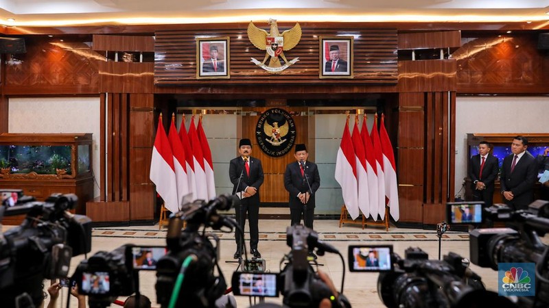 Plt Menko Polhukam Tito Karnavian dan Menko Polhukam Marsekal TNI (Purn) Hadi Tjahjanto saat upacara serah terima jabatan Menko Polhukam periode 2019-2024 di Kantor Kementrian Koordinator Bidang Politik, Hukum, dan Keamanan RI (Kemenko Polhukam), Jakarta, Rabu (21/2/2024). (CNBC Indonesia/Faisal Rahman)