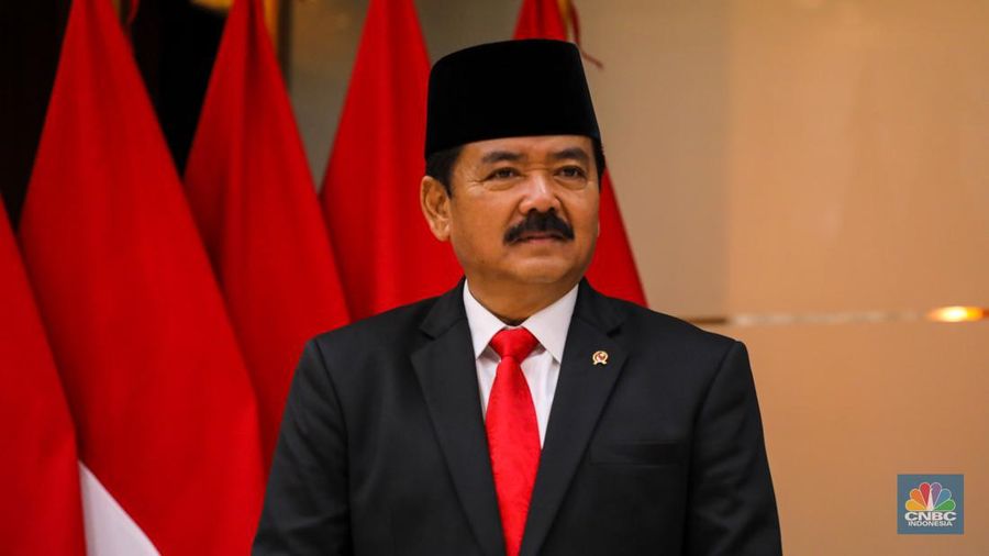 Plt Menko Polhukam Tito Karnavian dan Menko Polhukam Marsekal TNI (Purn) Hadi Tjahjanto saat upacara serah terima jabatan Menko Polhukam periode 2019-2024 di Kantor Kementrian Koordinator Bidang Politik, Hukum, dan Keamanan RI (Kemenko Polhukam), Jakarta, Rabu (21/2/2024). (CNBC Indonesia/Faisal Rahman)