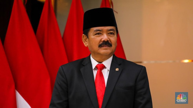 Plt Menko Polhukam Tito Karnavian dan Menko Polhukam Marsekal TNI (Purn) Hadi Tjahjanto saat upacara serah terima jabatan Menko Polhukam periode 2019-2024 di Kantor Kementrian Koordinator Bidang Politik, Hukum, dan Keamanan RI (Kemenko Polhukam), Jakarta, Rabu (21/2/2024). (CNBC Indonesia/Faisal Rahman)