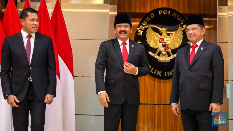Plt Menko Polhukam Tito Karnavian dan Menko Polhukam Marsekal TNI (Purn) Hadi Tjahjanto saat upacara serah terima jabatan Menko Polhukam periode 2019-2024 di Kantor Kementrian Koordinator Bidang Politik, Hukum, dan Keamanan RI (Kemenko Polhukam), Jakarta, Rabu (21/2/2024). (CNBC Indonesia/Faisal Rahman)
