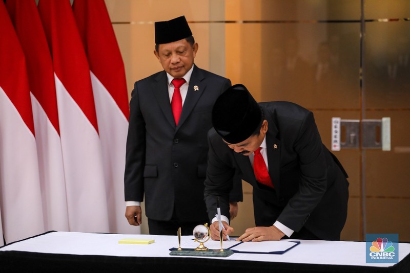Plt Menko Polhukam Tito Karnavian dan Menko Polhukam Marsekal TNI (Purn) Hadi Tjahjanto saat upacara serah terima jabatan Menko Polhukam periode 2019-2024 di Kantor Kementrian Koordinator Bidang Politik, Hukum, dan Keamanan RI (Kemenko Polhukam), Jakarta, Rabu (21/2/2024). (CNBC Indonesia/Faisal Rahman)