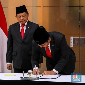 Detik-detik Tito Serahkan Jabatan Menko Polhukam ke Hadi Tjahjanto