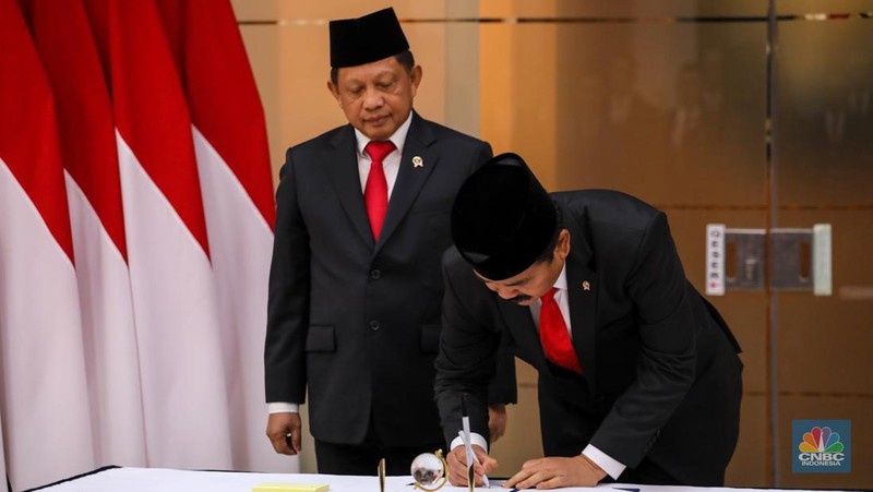 Plt Menko Polhukam Tito Karnavian dan Menko Polhukam Marsekal TNI (Purn) Hadi Tjahjanto saat upacara serah terima jabatan Menko Polhukam periode 2019-2024 di Kantor Kementrian Koordinator Bidang Politik, Hukum, dan Keamanan RI (Kemenko Polhukam), Jakarta, Rabu (21/2/2024). (CNBC Indonesia/Faisal Rahman)
