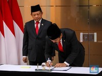 Detik-detik Tito Serahkan Jabatan Menko Polhukam ke Hadi Tjahjanto
