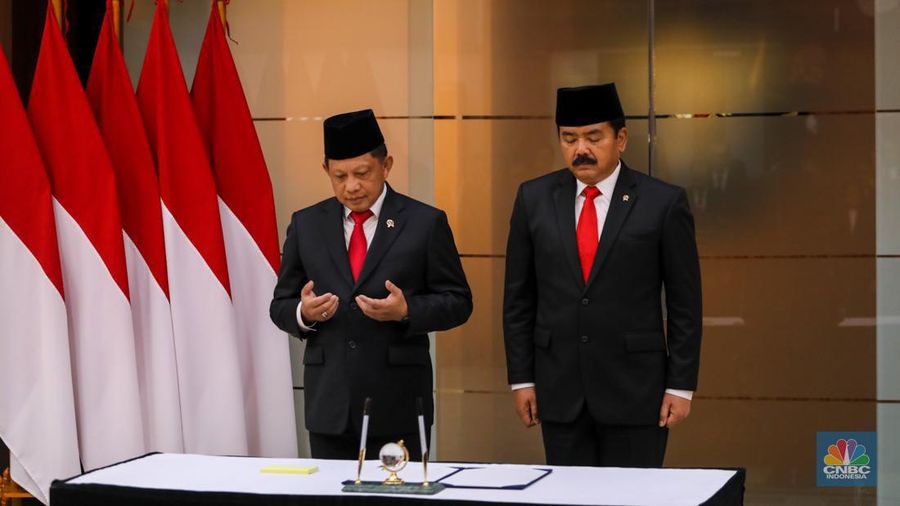 Plt Menko Polhukam Tito Karnavian dan Menko Polhukam Marsekal TNI (Purn) Hadi Tjahjanto saat upacara serah terima jabatan Menko Polhukam periode 2019-2024 di Kantor Kementrian Koordinator Bidang Politik, Hukum, dan Keamanan RI (Kemenko Polhukam), Jakarta, Rabu (21/2/2024). (CNBC Indonesia/Faisal Rahman)