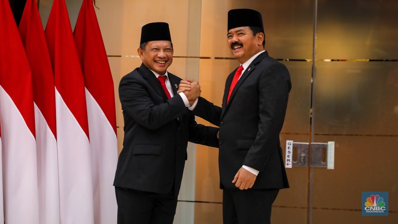 Plt Menko Polhukam Tito Karnavian dan Menko Polhukam Marsekal TNI (Purn) Hadi Tjahjanto saat upacara serah terima jabatan Menko Polhukam periode 2019-2024 di Kantor Kementrian Koordinator Bidang Politik, Hukum, dan Keamanan RI (Kemenko Polhukam), Jakarta, Rabu (21/2/2024). (CNBC Indonesia/Faisal Rahman)