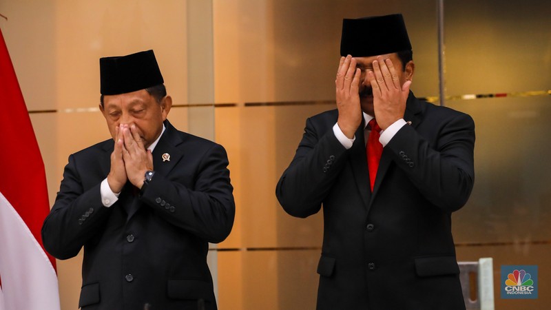 Plt Menko Polhukam Tito Karnavian dan Menko Polhukam Marsekal TNI (Purn) Hadi Tjahjanto saat upacara serah terima jabatan Menko Polhukam periode 2019-2024 di Kantor Kementrian Koordinator Bidang Politik, Hukum, dan Keamanan RI (Kemenko Polhukam), Jakarta, Rabu (21/2/2024). Plt Menko Polhukam Tito Karnavian dan Menko Polhukam Marsekal TNI (Purn) Hadi Tjahjanto saat upacara serah terima jabatan Menko Polhukam periode 2019-2024 di Kantor Kementrian Koordinator Bidang Politik, Hukum, dan Keamanan RI (Kemenko Polhukam), Jakarta, Rabu (21/2/2024). (CNBC Indonesia/Faisal Rahman)