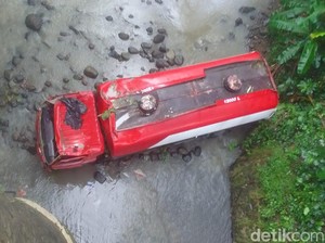 Truk Tangki BBM Terjun ke Sungai Glagah di Brebes, Sopir Tewas