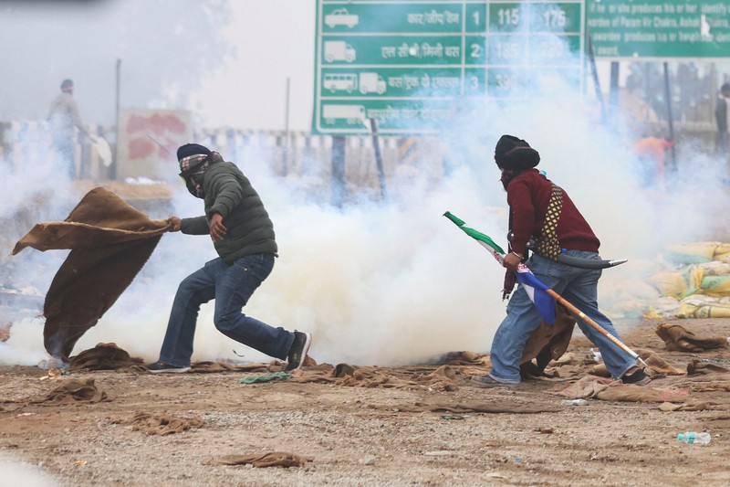 Seorang pria berjalan melewati gas air mata di lokasi protes, ketika para petani berbaris menuju New Delhi untuk menuntut harga tanaman yang lebih baik yang dijanjikan kepada mereka pada tahun 2021, di penghalang Shambhu, perbatasan antara negara bagian Punjab dan Haryana, India, 21 Februari 2024 . Seorang pria berjalan melewati gas air mata di lokasi protes, ketika para petani berbaris menuju New Delhi untuk menuntut harga tanaman yang lebih baik yang dijanjikan kepada mereka pada tahun 2021, di penghalang Shambhu, perbatasan antara negara bagian Punjab dan Haryana, India, 21 Februari 2024. (REUTERS/Anushree Fadnavis)
