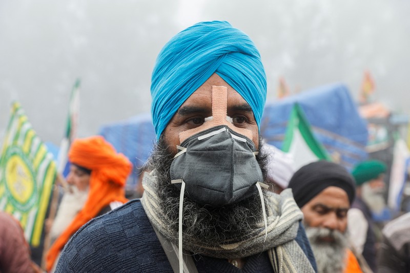 Seorang pria berjalan melewati gas air mata di lokasi protes, ketika para petani berbaris menuju New Delhi untuk menuntut harga tanaman yang lebih baik yang dijanjikan kepada mereka pada tahun 2021, di penghalang Shambhu, perbatasan antara negara bagian Punjab dan Haryana, India, 21 Februari 2024 . Seorang pria berjalan melewati gas air mata di lokasi protes, ketika para petani berbaris menuju New Delhi untuk menuntut harga tanaman yang lebih baik yang dijanjikan kepada mereka pada tahun 2021, di penghalang Shambhu, perbatasan antara negara bagian Punjab dan Haryana, India, 21 Februari 2024. (REUTERS/Anushree Fadnavis)
