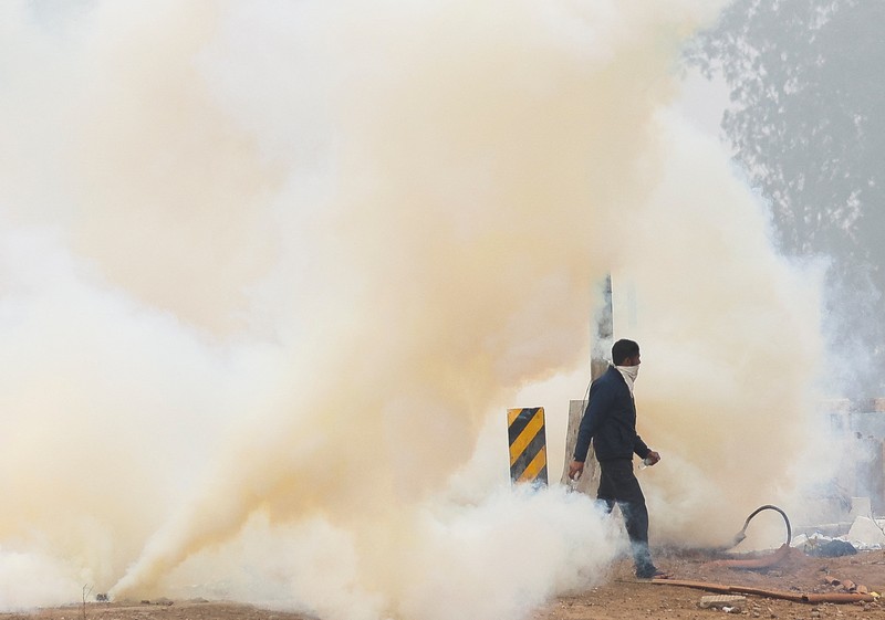 Seorang pria berjalan melewati gas air mata di lokasi protes, ketika para petani berbaris menuju New Delhi untuk menuntut harga tanaman yang lebih baik yang dijanjikan kepada mereka pada tahun 2021, di penghalang Shambhu, perbatasan antara negara bagian Punjab dan Haryana, India, 21 Februari 2024 . Seorang pria berjalan melewati gas air mata di lokasi protes, ketika para petani berbaris menuju New Delhi untuk menuntut harga tanaman yang lebih baik yang dijanjikan kepada mereka pada tahun 2021, di penghalang Shambhu, perbatasan antara negara bagian Punjab dan Haryana, India, 21 Februari 2024. (REUTERS/Anushree Fadnavis)