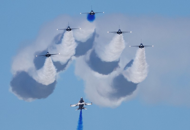 Tim aerobatik Black Eagles Angkatan Udara Korea Selatan tampil dengan T-50 mereka selama pertunjukan udara di Singapore Airshow di Changi Exhibition Centre, di Singapura, 20 Februari 2024. (REUTERS/Edgar Su)