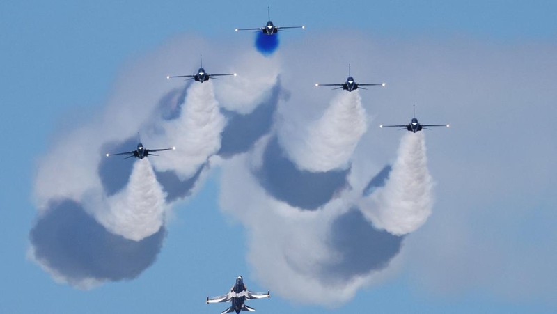 Tim aerobatik Black Eagles Angkatan Udara Korea Selatan tampil dengan T-50 mereka selama pertunjukan udara di Singapore Airshow di Changi Exhibition Centre, di Singapura, 20 Februari 2024. (REUTERS/Edgar Su)