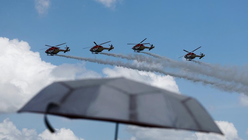 Tim aerobatik Black Eagles Angkatan Udara Korea Selatan tampil dengan T-50 mereka selama pertunjukan udara di Singapore Airshow di Changi Exhibition Centre, di Singapura, 20 Februari 2024. (REUTERS/Edgar Su)