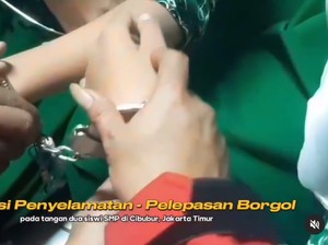 Tangan 2 Siswi SMP Jaktim Terkunci Borgol Usai Praktik, Guru Panggil Damkar