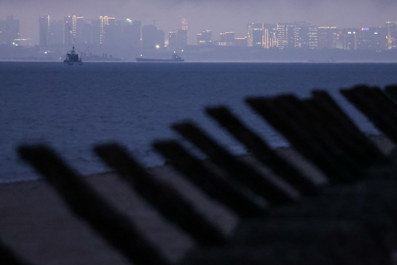 Barikade anti-pendaratan terlihat di pantai dengan latar belakang kota Xiamen di Tiongkok, di Kinmen, Taiwan (21/2/2024) waktu setempat. (REUTERS/ANN WANG)