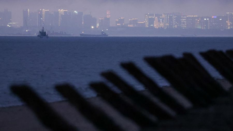 Barikade anti-pendaratan terlihat di pantai dengan latar belakang kota Xiamen di Tiongkok, di Kinmen, Taiwan (21/2/2024) waktu setempat. (REUTERS/ANN WANG)