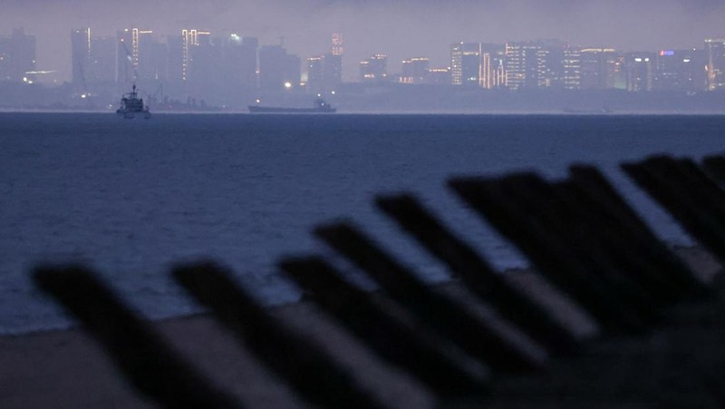Barikade anti-pendaratan terlihat di pantai dengan latar belakang kota Xiamen di Tiongkok, di Kinmen, Taiwan (21/2/2024) waktu setempat. (REUTERS/ANN WANG)