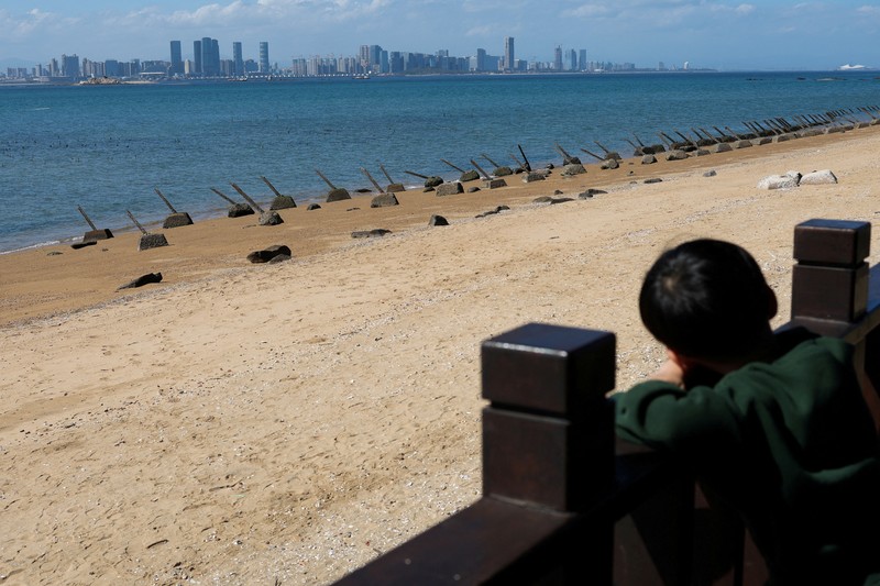 Barikade anti-pendaratan terlihat di pantai dengan latar belakang kota Xiamen di Tiongkok, di Kinmen, Taiwan (21/2/2024) waktu setempat. (REUTERS/ANN WANG) Barikade anti-pendaratan terlihat di pantai dengan latar belakang kota Xiamen di Tiongkok, di Kinmen, Taiwan (21/2/2024) waktu setempat. (REUTERS/ANN WANG)