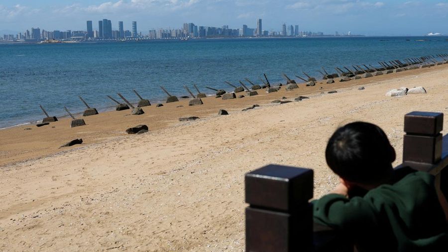 Barikade anti-pendaratan terlihat di pantai dengan latar belakang kota Xiamen di Tiongkok, di Kinmen, Taiwan (21/2/2024) waktu setempat. (REUTERS/ANN WANG)