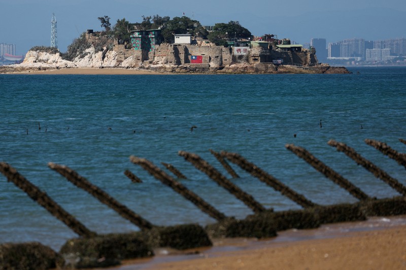 Barikade anti-pendaratan terlihat di pantai dengan latar belakang kota Xiamen di Tiongkok, di Kinmen, Taiwan (21/2/2024) waktu setempat. (REUTERS/ANN WANG) Barikade anti-pendaratan terlihat di pantai dengan latar belakang kota Xiamen di Tiongkok, di Kinmen, Taiwan (21/2/2024) waktu setempat. (REUTERS/ANN WANG)