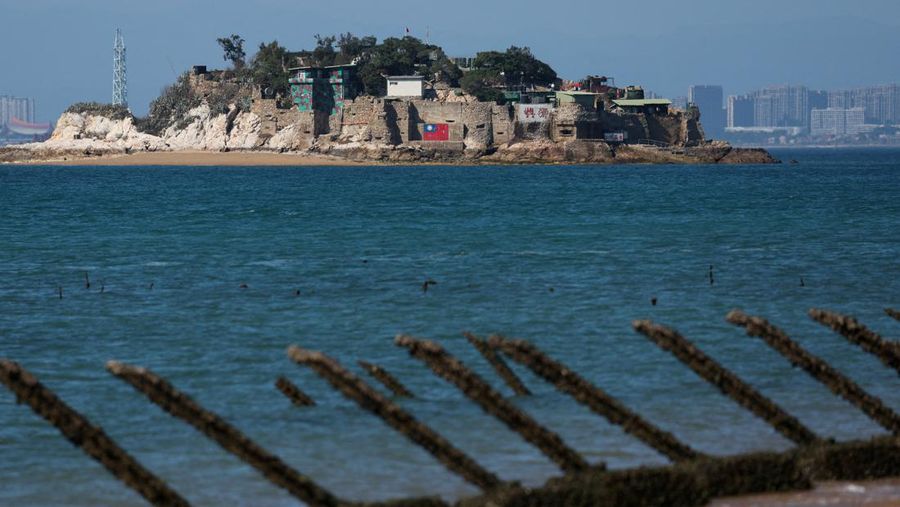 Barikade anti-pendaratan terlihat di pantai dengan latar belakang kota Xiamen di Tiongkok, di Kinmen, Taiwan (21/2/2024) waktu setempat. (REUTERS/ANN WANG)