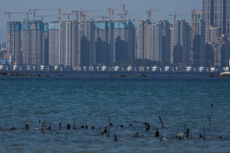 Barikade anti-pendaratan terlihat di pantai dengan latar belakang kota Xiamen di Tiongkok, di Kinmen, Taiwan (21/2/2024) waktu setempat. (REUTERS/ANN WANG)