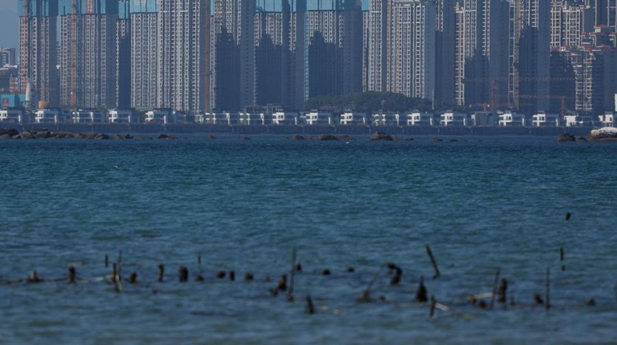 Barikade anti-pendaratan terlihat di pantai dengan latar belakang kota Xiamen di Tiongkok, di Kinmen, Taiwan (21/2/2024) waktu setempat. (REUTERS/ANN WANG)