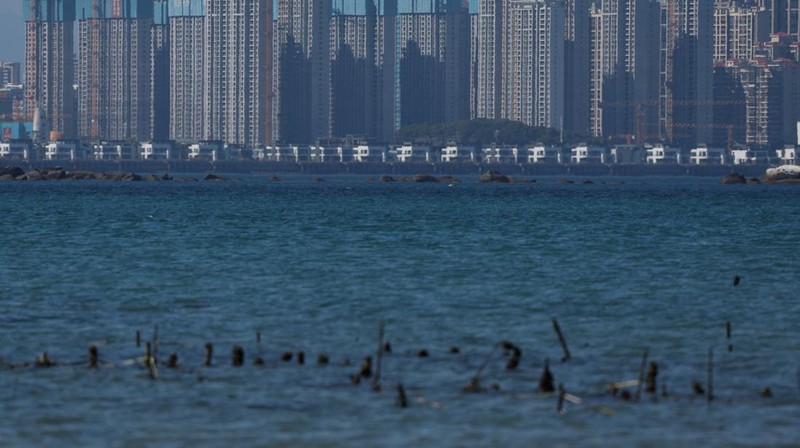 Barikade anti-pendaratan terlihat di pantai dengan latar belakang kota Xiamen di Tiongkok, di Kinmen, Taiwan (21/2/2024) waktu setempat. (REUTERS/ANN WANG)