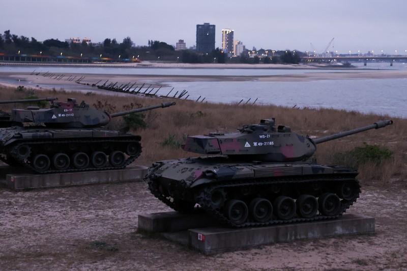 Barikade anti-pendaratan terlihat di pantai dengan latar belakang kota Xiamen di Tiongkok, di Kinmen, Taiwan (21/2/2024) waktu setempat. (REUTERS/ANN WANG)