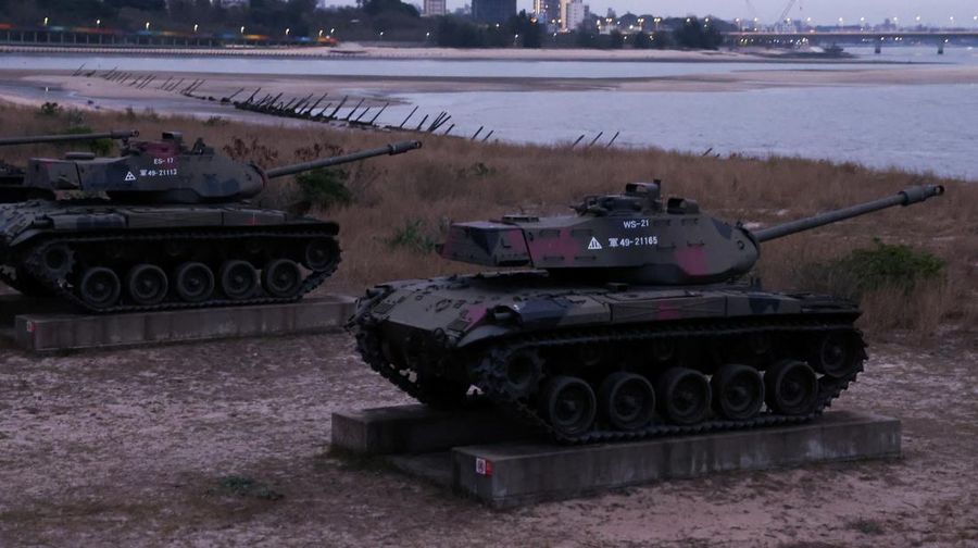 Barikade anti-pendaratan terlihat di pantai dengan latar belakang kota Xiamen di Tiongkok, di Kinmen, Taiwan (21/2/2024) waktu setempat. (REUTERS/ANN WANG)