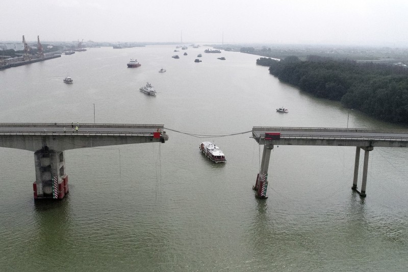 Dalam gambar dari video yang dirilis CCTV Tiongkok ini, orang-orang memeriksa Jembatan Lixinsha yang rusak setelah ditabrak kapal kontainer di Distrik Nansha, Guangzhou, Provinsi Guangdong, China selatan, Kamis, 22 Februari 2024. Dalam gambar dari video yang dirilis CCTV Tiongkok ini, orang-orang memeriksa Jembatan Lixinsha yang rusak setelah ditabrak kapal kontainer di Distrik Nansha, Guangzhou, Provinsi Guangdong, China selatan, Kamis, 22 Februari 2024. Hanya sedikit orang yang tewas dan hilang setelah kecelakaan. kapal kontainer besar menabrak jembatan di selatan kota Guangzhou di China selatan pada Kamis pagi, menyebabkan sebagian jembatan runtuh bersama dengan kendaraan. (CCTV via AP Video)