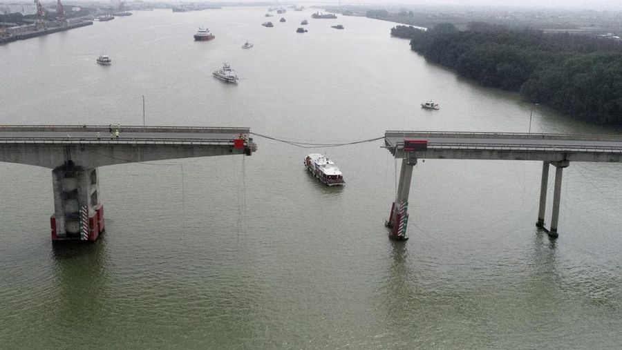 Dalam gambar dari video yang dirilis CCTV Tiongkok ini, orang-orang memeriksa Jembatan Lixinsha yang rusak setelah ditabrak kapal kontainer di Distrik Nansha, Guangzhou, Provinsi Guangdong, China selatan, Kamis, 22 Februari 2024. Hanya sedikit orang yang tewas dan hilang setelah kecelakaan. kapal kontainer besar menabrak jembatan di selatan kota Guangzhou di China selatan pada Kamis pagi, menyebabkan sebagian jembatan runtuh bersama dengan kendaraan. (CCTV via AP Video)