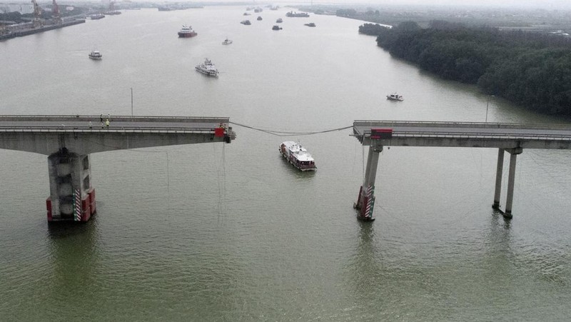 Dalam gambar dari video yang dirilis CCTV Tiongkok ini, orang-orang memeriksa Jembatan Lixinsha yang rusak setelah ditabrak kapal kontainer di Distrik Nansha, Guangzhou, Provinsi Guangdong, China selatan, Kamis, 22 Februari 2024. Hanya sedikit orang yang tewas dan hilang setelah kecelakaan. kapal kontainer besar menabrak jembatan di selatan kota Guangzhou di China selatan pada Kamis pagi, menyebabkan sebagian jembatan runtuh bersama dengan kendaraan. (CCTV via AP Video)