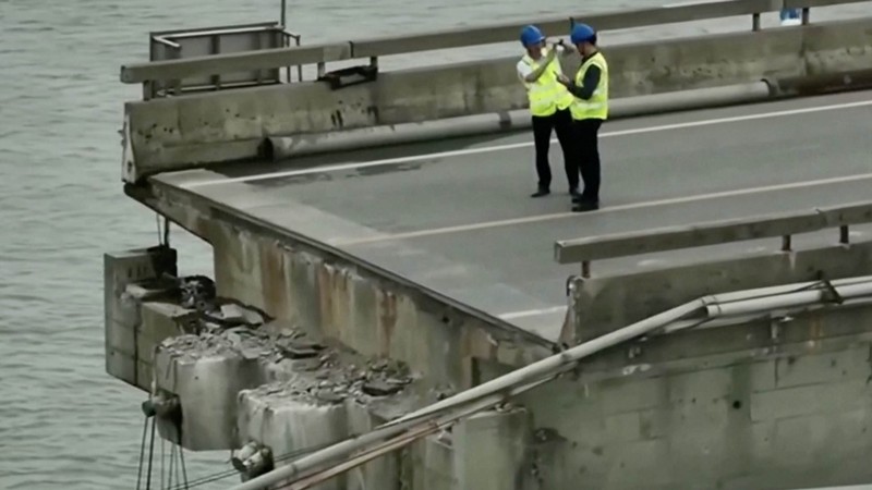 Dalam gambar dari video yang dirilis CCTV Tiongkok ini, orang-orang memeriksa Jembatan Lixinsha yang rusak setelah ditabrak kapal kontainer di Distrik Nansha, Guangzhou, Provinsi Guangdong, China selatan, Kamis, 22 Februari 2024. Dalam gambar dari video yang dirilis CCTV Tiongkok ini, orang-orang memeriksa Jembatan Lixinsha yang rusak setelah ditabrak kapal kontainer di Distrik Nansha, Guangzhou, Provinsi Guangdong, China selatan, Kamis, 22 Februari 2024. Hanya sedikit orang yang tewas dan hilang setelah kecelakaan. kapal kontainer besar menabrak jembatan di selatan kota Guangzhou di China selatan pada Kamis pagi, menyebabkan sebagian jembatan runtuh bersama dengan kendaraan. (CCTV via AP Video)