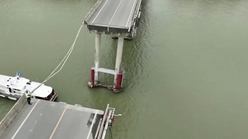 Dalam gambar dari video yang dirilis CCTV Tiongkok ini, orang-orang memeriksa Jembatan Lixinsha yang rusak setelah ditabrak kapal kontainer di Distrik Nansha, Guangzhou, Provinsi Guangdong, China selatan, Kamis, 22 Februari 2024. Dalam gambar dari video yang dirilis CCTV Tiongkok ini, orang-orang memeriksa Jembatan Lixinsha yang rusak setelah ditabrak kapal kontainer di Distrik Nansha, Guangzhou, Provinsi Guangdong, China selatan, Kamis, 22 Februari 2024. Hanya sedikit orang yang tewas dan hilang setelah kecelakaan. kapal kontainer besar menabrak jembatan di selatan kota Guangzhou di China selatan pada Kamis pagi, menyebabkan sebagian jembatan runtuh bersama dengan kendaraan. (CCTV via AP Video)