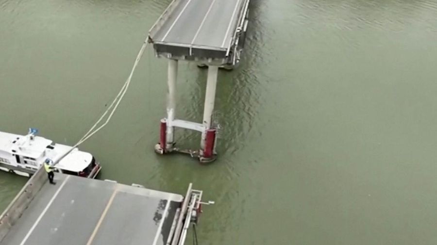Dalam gambar dari video yang dirilis CCTV Tiongkok ini, orang-orang memeriksa Jembatan Lixinsha yang rusak setelah ditabrak kapal kontainer di Distrik Nansha, Guangzhou, Provinsi Guangdong, China selatan, Kamis, 22 Februari 2024. Hanya sedikit orang yang tewas dan hilang setelah kecelakaan. kapal kontainer besar menabrak jembatan di selatan kota Guangzhou di China selatan pada Kamis pagi, menyebabkan sebagian jembatan runtuh bersama dengan kendaraan. (CCTV via AP Video)